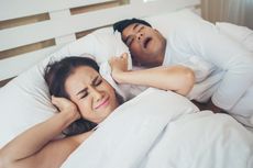 Tips Berbagi Ranjang Saat Pasangan Mengganggu Tidur 