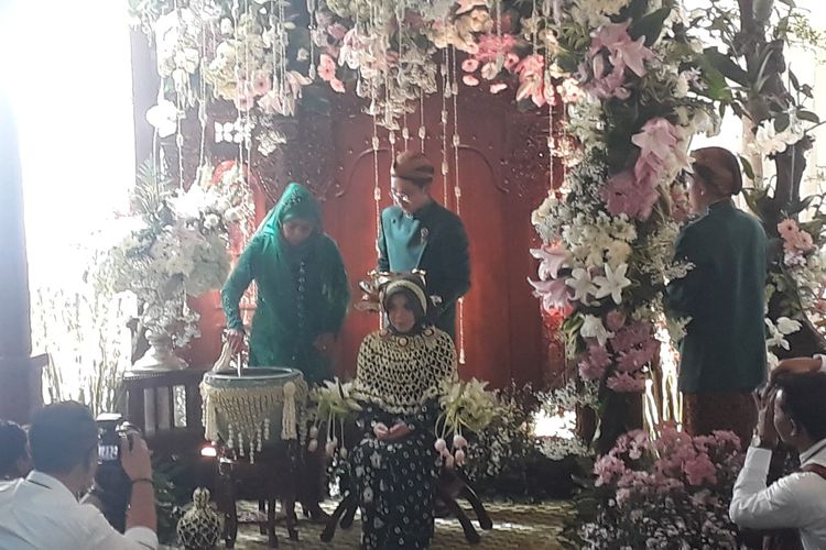 Prosesi Siraman putri bungsu Gubernur Khofifah di kediamannya, Kamis (27/6/2019)