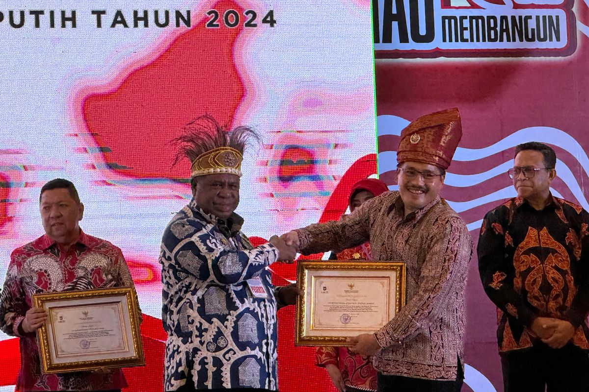 Penjabat (Pj) Gubernur Papua Barat Ali Baham Temongmere menerima penghargaan dari Direktur Jenderal (Dirjen) Politik dan Pemerintahan Umum Togap Simangunsong.