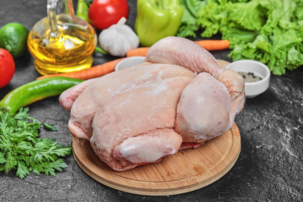 Ilustrasi daging ayam. Kadar kolesterol di setiap bagian daging ayam.