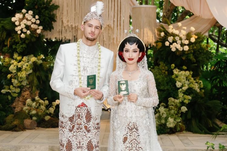 Justin Hubner dan Jennifer Coppen Pamer Buku Nikah Usai Akad di Bali