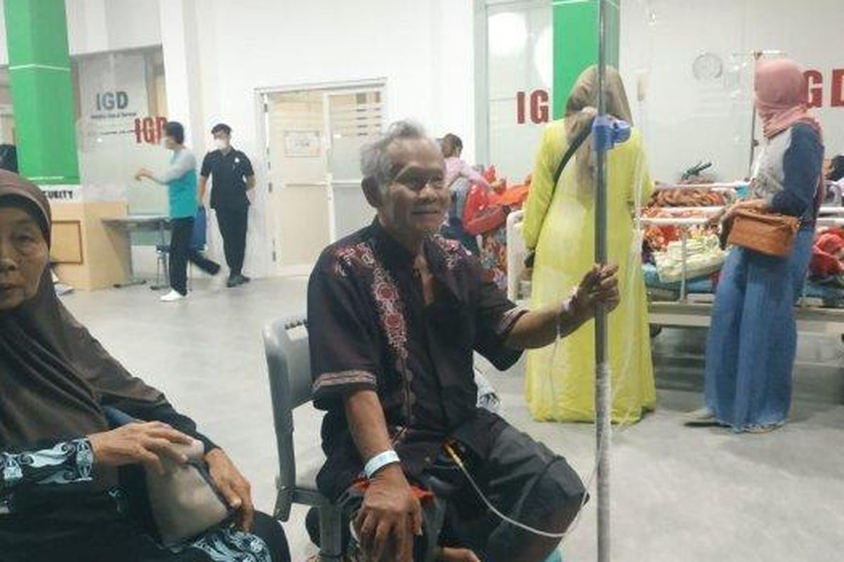 Sejumlah pasien RSUD dr Darsono Pacitan, Jawa Timur, terlihat berada di teras IGD ketika gempa magnitudo 6 mengguncang Bantul, DI Yogyakarta.