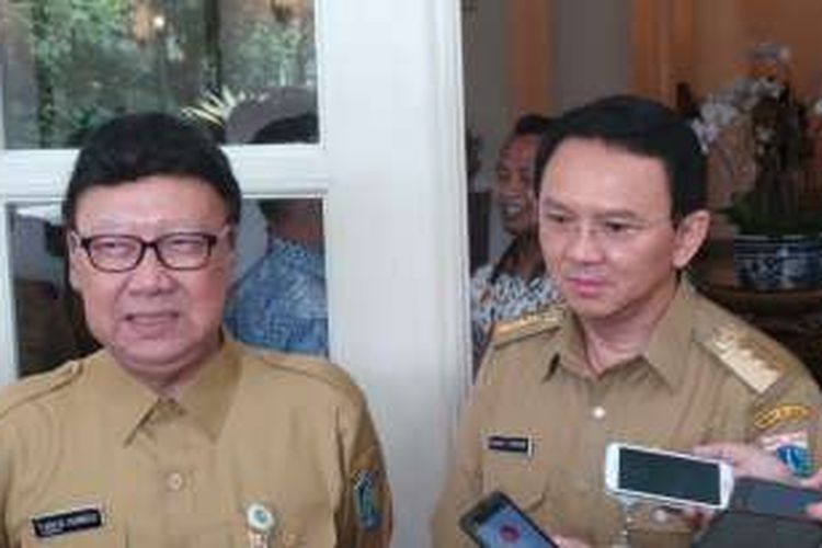 Menteri Dalam Negeri Tjahjo Kumolo (kiri) bersama Gubernur DKI Jakarta Basuki Tjahaja Purnama (kanan), di Balai Kota, Senin (21/3/2016). 