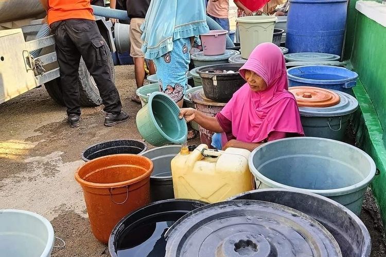 BPBD salurkan air bersih di Desa Kukin Kecamatan Moyo Utara Jumat (15/9/2023)