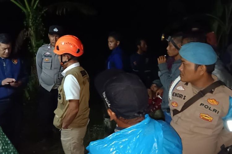 Suasana saat sejumlah anggota kepolisian dan warga melakukan pencarian terhadap korban tenggelam di Sungai Way Semangkak di Lampung Barat, Kamis malam (4/4/2024).