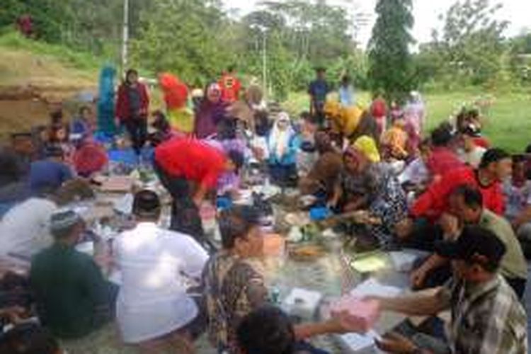 Suasasan sadranan warga Perum Ungaran Baru, Kabupaten Semarang, di kompleks pemakaman Sasono Madyo, Leyangan, Ungaran Timur, Minggu (22/5/2016).