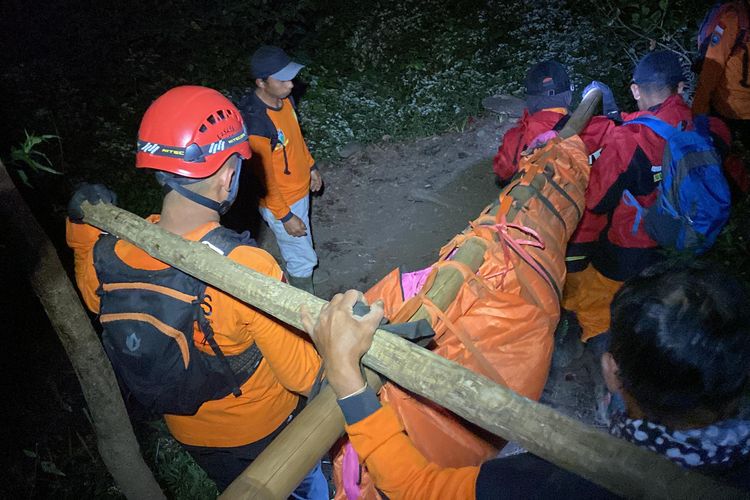 Tim SAR Gabungan mengevakuasi pendaki asal Sukabumi yang meninggal di Pos 5 Gunung Slamet via jalur Bambangan, Purbalingga, Jawa Tengah, Minggu (27/7/2025) dini hari.