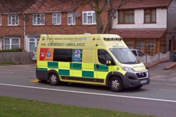 Jasa Layanan Ambulans West Midlands mengaku menerima surat pemberitahuan denda atas mobil ambulans yang melewati jalur khusus bus di dekat rumah sakit Birmingham.