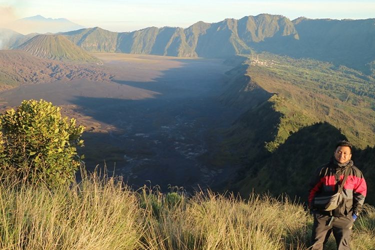 Wisatawan menikmati panorama Gunung Bromo dan Gunung Batok dari Puncak B29, Desa Argosari, Kecamatan Senduro, Kabupaten Lumajang, Jawa Timur, Selasa (11/4/2017). Puncak B29 adalah salah satu spot untuk menikmati momen matahari terbit.