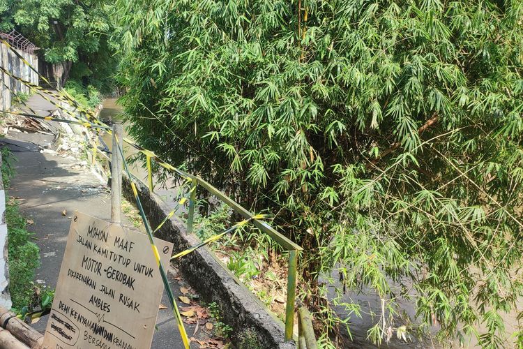 Jalan di Kebon Manggis Jaktim Ambles, Berawal Retakan Turap Aliran Kali