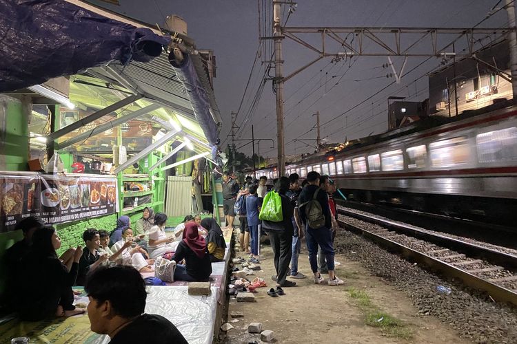 Nostalgia hingga Tiga Generasi di Sepiring Pancong Pinggir Rel