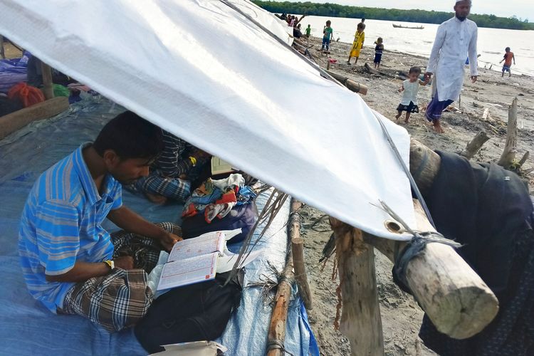 Pengungsi Rohingya saat sedang membaca Al Qur'an di Pulau Mercusuar, Desa Karang Gading, Deli Se edang, Rabu (17/1/2024)