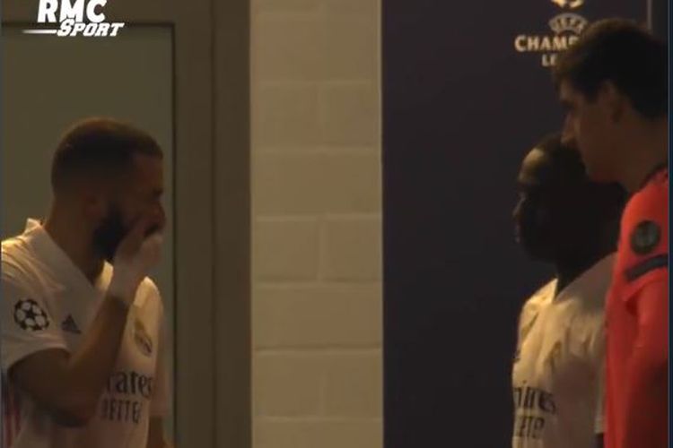 Rekaman video saat Karim Benzema diduga berbicara kepada Ferland Mendy untuk tidak mengoper ke Vinicius Junior pada babak kedua laga Liga Champions antara Borussia Moenchengladbach vs Real Madrid pada Selasa (27/10/2020).