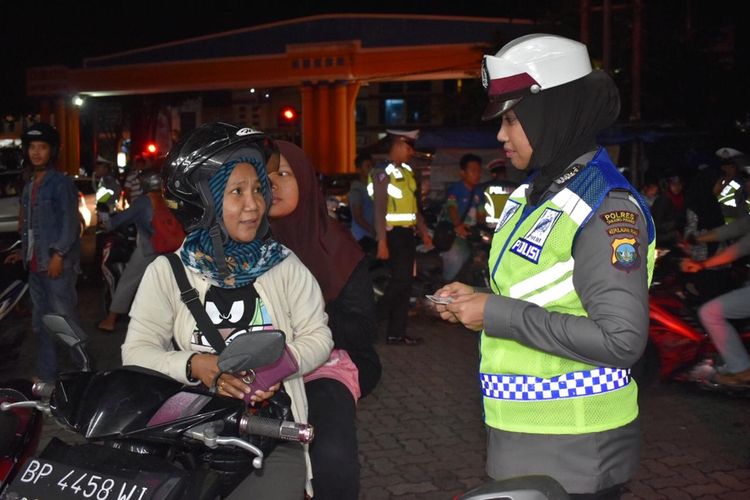 Personil Kepolisian Satuan Lalu Lintas (Satlantas) Polres Tanjungpinang melakukan operasi Zebra di waktu yang tak lazim, yakni dilakukan di malam hari dibilangan jalan DI Panjaitan KM 9, Rabu (30/10/2019).