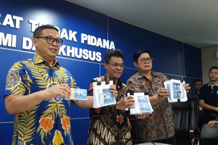 Direktur Tindak Pidana Ekonomi Khusus Bareskrim Polri Brigjen Agung Setya dan Direktur Pengelolaan Uang Bank Indonesia Decymus memamerkan uang palsu hasil tangkapan polisi dalam konferensi pers di Kantor Bareskrim Polri, Jumat (16/6/2017).