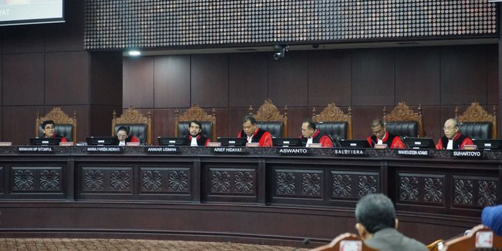 Hakim Mahkamah Konstitusi saat sidang uji materiil UU Pemilu, Selasa (24/10/2017).