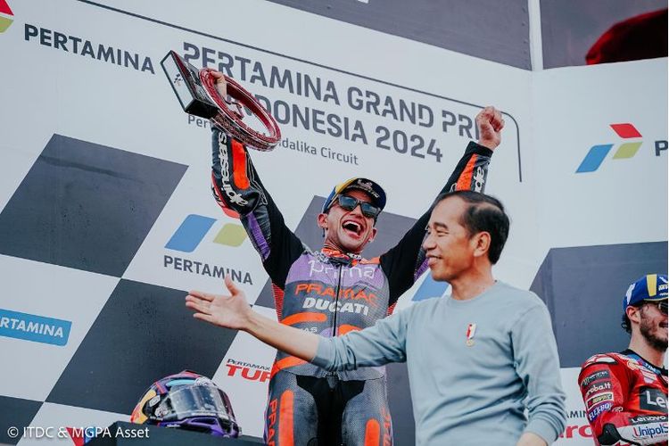 Presiden Jokowi menyerahkan piala pada Pertamina Grand Prix of Indonesia 2024. 