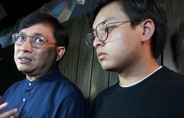Musisi Yovie Widianto (kiri) dan anaknya Arsy Widianto saat ditemui di rumah duka di kawasan Pejaten Barat, Jakarta Selatan, Rabu (19/2/2020).