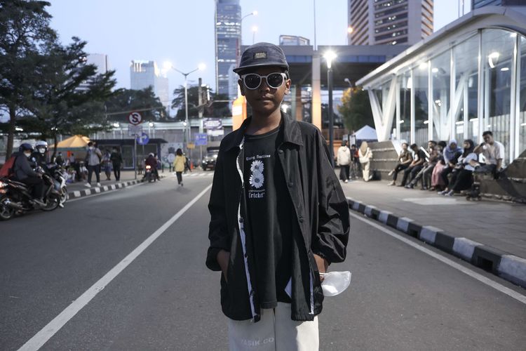 Ridho asal Citayam berpose di kawasan Dukuh Atas, Jakarta, Rabu (20/7/2022).  Fenomena Citayam Fashion Week di kawasan Dukuh Atas mendadak viral karena gaya busana nyentik yang didominasi anak muda dari Depok, Citayam, dan Bojonggede.