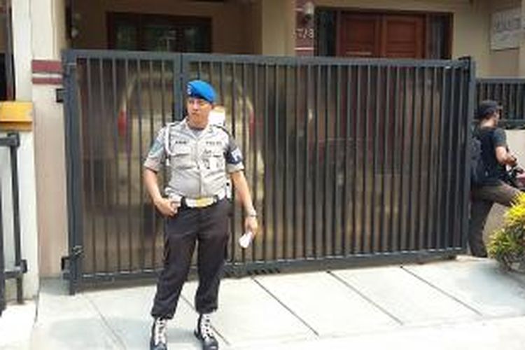 Penyidik Polri melakukan penggeledahan di rumah penyidik KPK Novel Baswedan, di Kelapa Gading, Jakarta Utara, Jumat (1/5/2015).