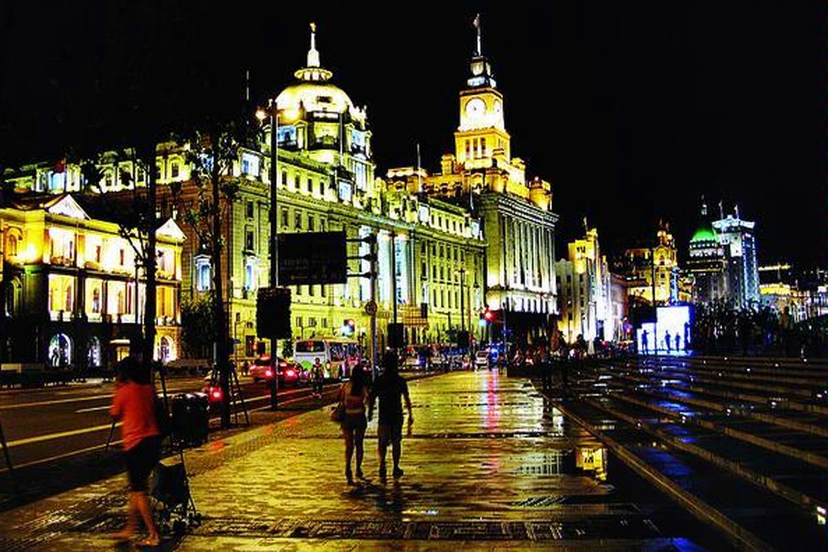 Deretan bangunan di Jalan Zhongshan di kawasan Bund, Puxi, berarsitektur Inggris karena merupakan peninggalan Inggris di masa lalu. Tampak kubah gedung Bank Pembangunan Pudong Shanghai, bekas gedung Perusahaan Perbankan Hongkong dan Shanghai, di sisi kiri dan kubah jam gedung Kantor Pajak Shanghai di sebelah kanan, berdiri megah cemerlang oleh taburan cahaya lampu.