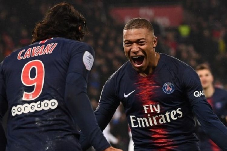 Kylian Mbappe dan Edinson Cavani tampil gemilang pada pertandingan PSG vs Guingamp di Parc des Princes dalam lanjutan Ligue 1 Liga Perancis, 19 Januari 2019. 