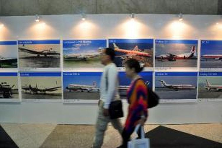 Pengunjung melihat foto transformasi pesawat Garuda Indonesia dari tahun ke tahun di Garuda Indonesia Travel Fair, Jakarta Convention Centre, Jakarta Pusat, Jumat (9/11/2012). Pameran yang diselenggarakan untuk mempromosikan pariwisata domestik dan mancanegara ini diikuti oleh lebih dari 100 jasa penyedia perjalanan. 