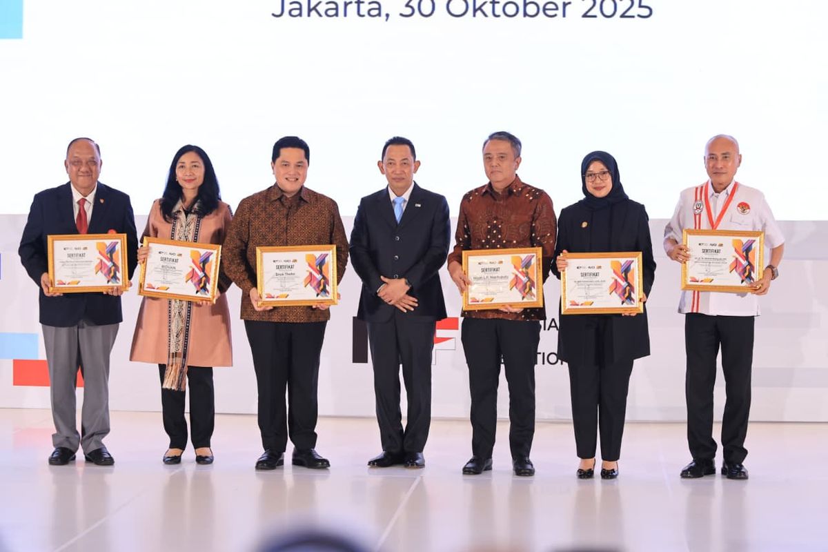 Menteri Pemuda dan Olahraga (Menpora) Erick Thohir, Ketua Umum PB ISSI Listyo Sigit Prabowo, Bupati Banyuwangi Ipuk Fiestiandani dalam acara Musyawarah Nasional (Munas) Indonesia Cycling Federation (ICF) di Jakarta, Kamis (30/10/2025).