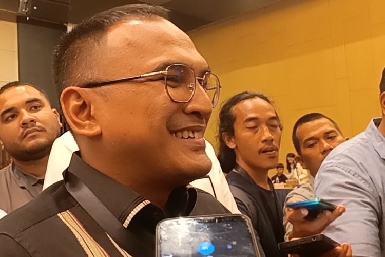 Juru bicara tim Pemenangan Bobby Nasution dan Surya, Yudha Johansyah, saat menjawab pertanyaan wartawan usai rapat pleno rekapitulasi KPU Sumut di Hotel Grand Mercure, Rabu (5/2/2025)