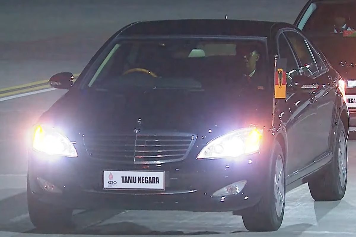 Mercedes-Benz S600 Guard yang digunakan Kanselir Jerman pada KTT G20 di Bali