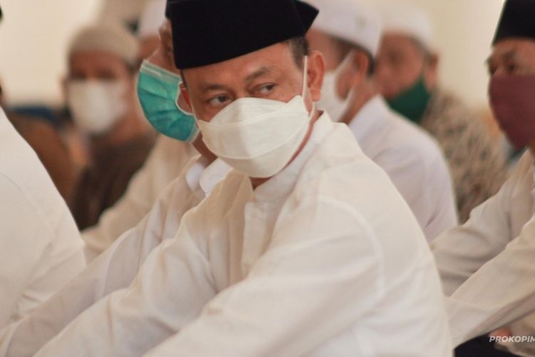 Ratusan jemaah Masjid Raya Mujahidin Pontianak, Kalimantan Barat (Kalbar) menggelar shalat gaib untuk mendoakan seluruh korban jatuhnya pesawat Sriwijaya Air dan wafatnya Sykh Ali Jaber, Jumat (15/1/2021).