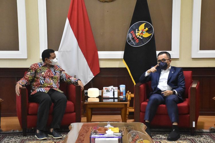 Bupati Sumedang H Dony Ahmad Munir saat mengundang Menteri Pemberdayaan Aparatur Negara Reformasi Birokrasi (Menpan RB) Azwar Anas untuk menghadiri Indonesia Digital Services Living Lab Summit  di kantornya, Gedung Kementerian PAN RB, Jakarta, Kamis (10/11/2022).
