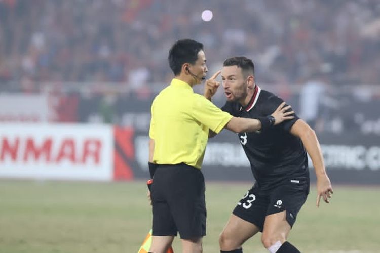 Marc Klok berargumen dengan asisten wasit dalam laga leg kedua semifinal Piala AFF 2022 antara Vietnam vs Indonesia di Stadion My Dinh, Hanoi, 9 Januari 2023. Terkini, Marc Klok ikut angkat bicara soal rencana pembatasan kuota pemain naturalisasi di Liga 1.