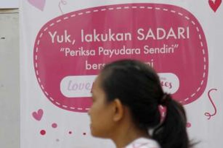 Banner yang dipasang di acara Jakarta Goes Pink dengan berjalan kaki di Plaza Selatan Senayan, Jakarta, Minggu (4/10/2015). Kegiatan yang diikuti ribuan orang ini merupakan rangkaian acara menyambut Breast Cancer Awareness Campaign Month.
