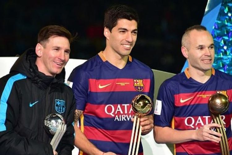 Lionel Messi, Luis Suarez, dan Andres Iniesta berbagi penghargaan di Piala Dunia Antarklub 2015. 