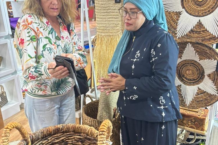 Pengunjung dari luar negeri di Inacraft 2026 yang melakukan komitmen perjanjian bisnis terhadap UMKM binaan Pertamina.