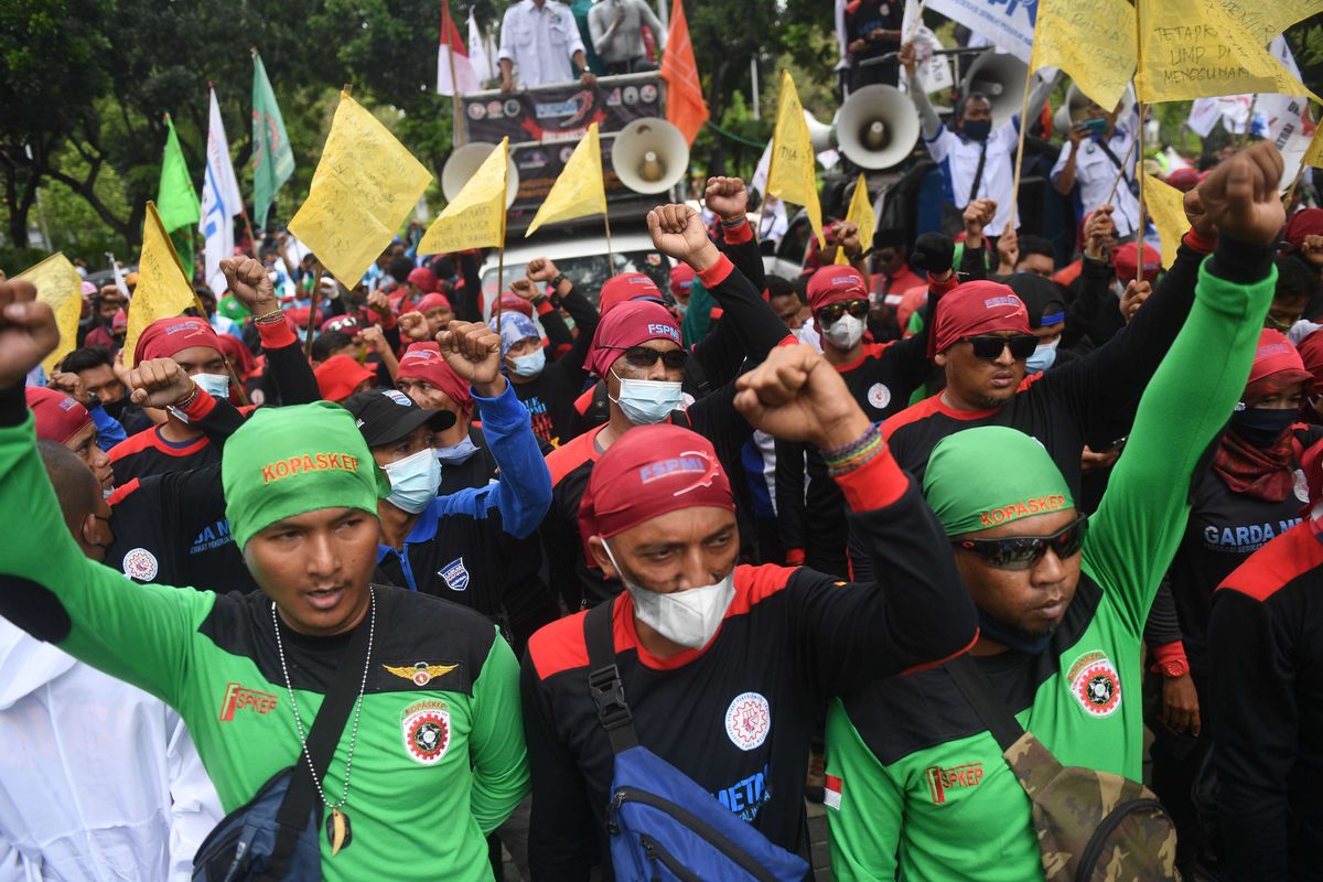 Sejumlah buruh menggelar aksi unjuk rasa menolak upah minimum provinsi (UMP) di depan Balai Kota DKI Jakarta, Senin (29/11/2021). Mereka menolak UMP DKI Jakarta yang hanya naik Rp 37.749 atau sekitar 0,8 persen saja dibandingkan tahun lalu.