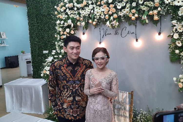 Ifan Seventeen akhirnya resmi melamar Citra Monica untuk menjadi istrinya. Prosesi lamaran digelar secara tertutup hari ini, Selasa (6/4/2021), di Jakarta Selatan.