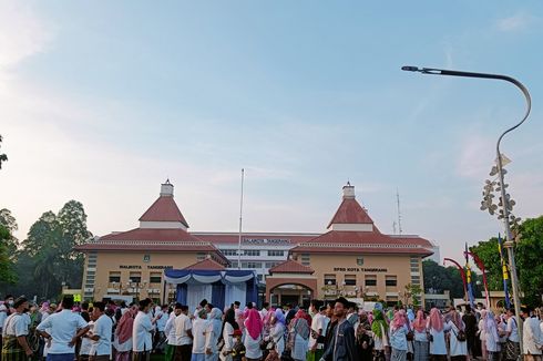 Festival Al Azhom Kembali Digelar setelah 2 Tahun Ditiadakan, Ribuan Warga Ikut Gerak Jalan Sarungan di Tangerang