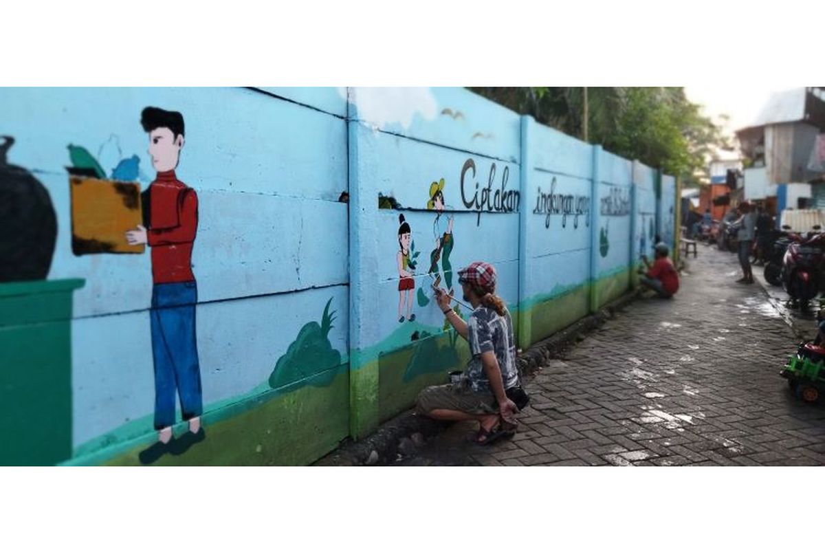 Warga Kampung Pannampu Kota Makassar membuat mural secara gotong-royong di tembok pembatas Jalan Tol Makassar dan pemukiman masyarakat untuk mempercantik lingkungan sekitar. Foto diambil pada 2022. 