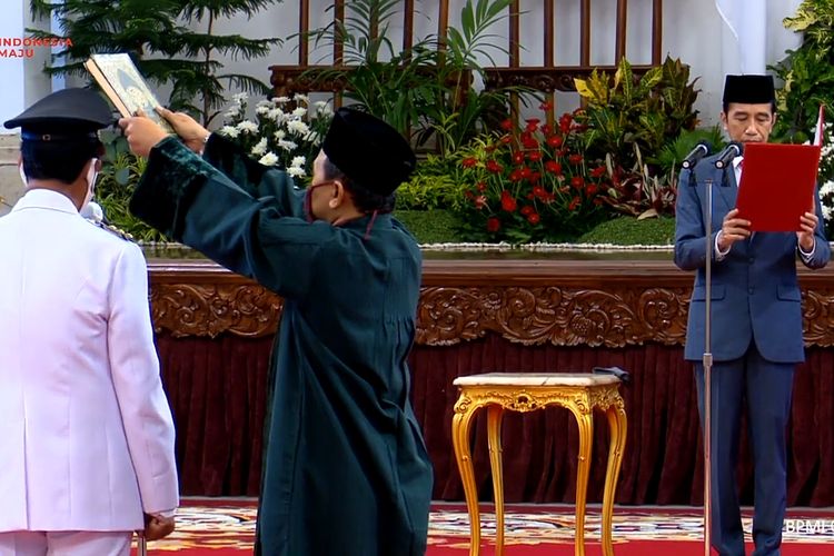 Presiden Joko Widodo melantik  Isdianto sebagai Gubernur Kepulauan Riau sisa masa jabatan 2016-2021. Pelantikan dilangsungkan di Istana Negara, Jakarta, Senin (27/7/2020). 