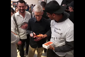 iPhone 17 Pro Max Jatuh Tepat di Depan CEO Apple