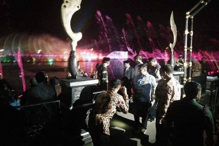 Presiden RI Joko Widodo bersama Bupati Purwakarta Dedi Mulyadi saat akan menonton air mancur di Taman Sri Baduga, Kabupaten Purwakarta, Selasa (25/4/2017) malam. 