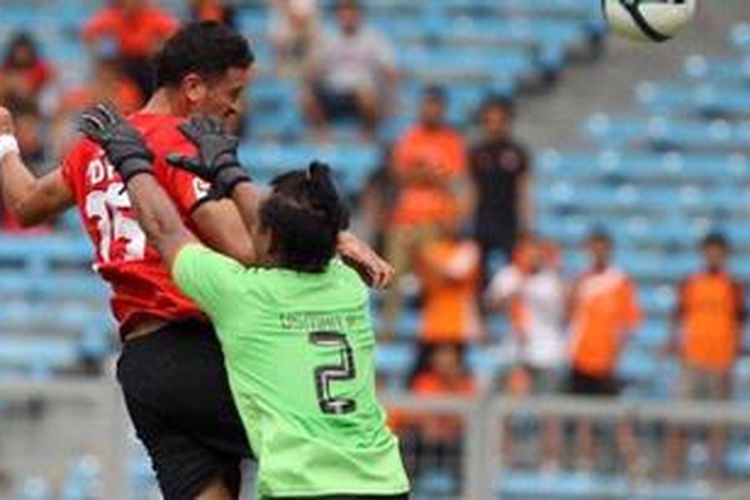 Pemain Persija Jakarta, Pedro Javier (kiri), menyundul bola untuk mencetak gol saat menjamu Persisam Putra Samarinda pada Liga Super Indonesia di Stadion Utama Gelora Bung Karno, Senayan, Jakarta, Minggu (6/1/2013). Pertandingan berakhir 1-1.
