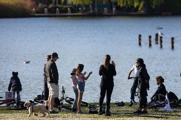 Warga terlihat berkerumun di Regents Park pada Sabtu (4/4/2020). Sejumlah orang masih memenuhi tempat publik, mengabaikan instruksi pemerintah Inggris untuk mematuhi aturan lockdown di tengah wabah virus corona.