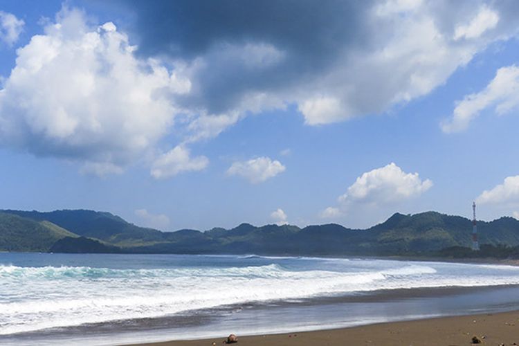 Salah satu Bagian Pantai Payangan memiliki garis pantai panjang yang melengkung ke arah barat.