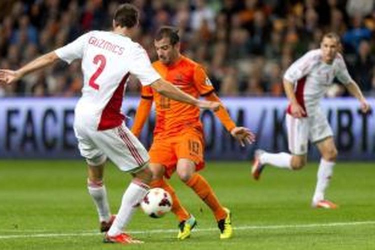 Gelandang Belanda, Rafael van der Vaart saat berusaha melewati hadangan pemain Hungaria pada lanjutan kualifikasi Grup D Piala Dunia 2014 di Stadion Amsterdam Arena, Jumat atau Sabtu (12/10/2013) dini hari WIB. Belanda menang 8-1 pada laga tersebut. 