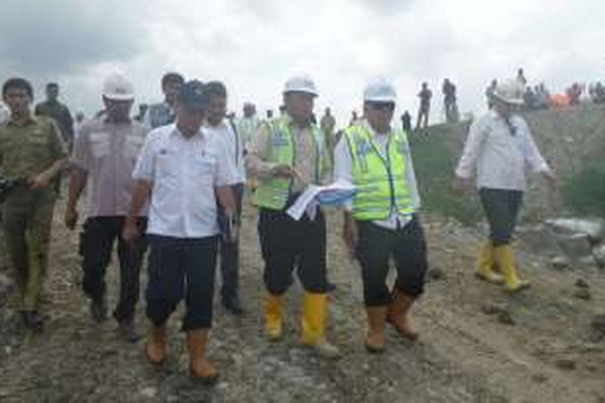 Menteri Pekerjaan Pekerjaan Umum dan Perumahan Rakyat (PUPR) Basuki Hadimuljono meninjau pembangunan Waduk Kuningan pada Selasa (26/1/2016). Progres pembangunan waduk ini baru mencapai 16 persen.