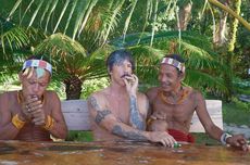 Vokalis Red Hot Chili Peppers Berlibur di Mentawai, Surfing hingga Nikmati Tarian Khas
