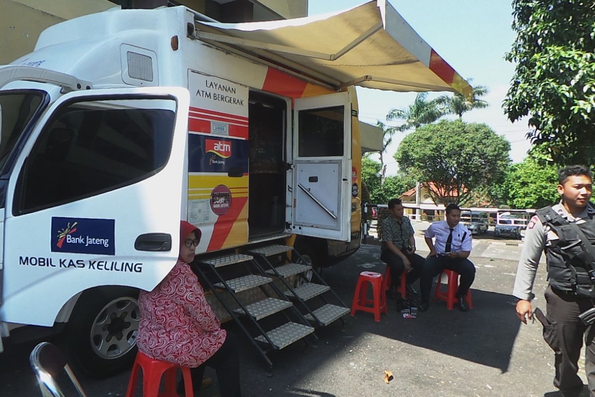  Armada  mobil keliling layanan Bank Jateng nampak parkir tidak jauh dari kantor Bank Jateng Kantor Kas Tarubudaya, Ungaran, Jumat (19/5/2017). Sebelumnya Kantor Kas Bank Jateng Tarubudaya mengalami perampokan sebesar Rp 150 juta. Apa yang dimaksud dengan bank?